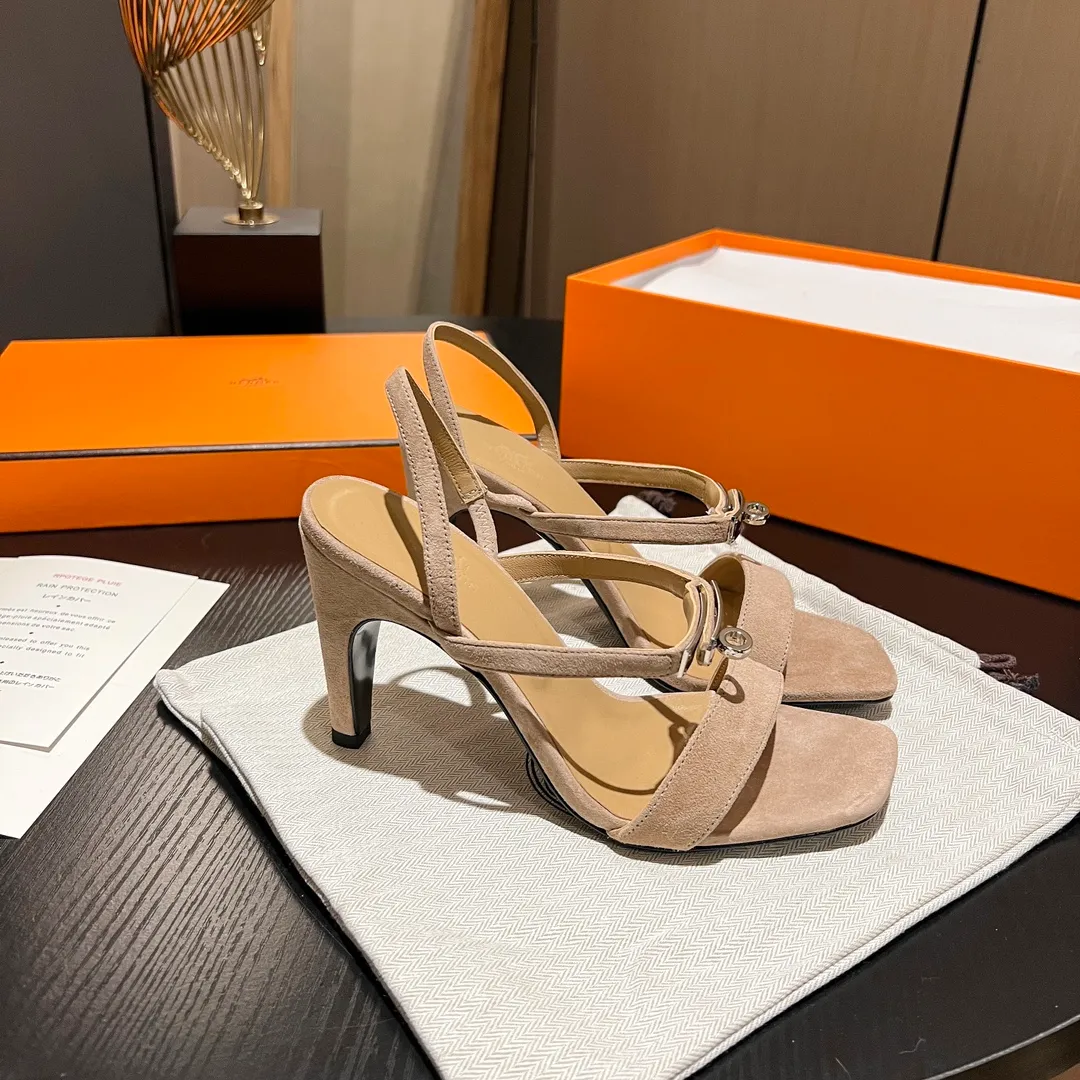 👟👟Ex-factory price 600👟👟 💋💋Continue the classics Hermes Classic H high-heeled sandals series————————Fashionable classic and versatile super comfortable It took half a year to disassemble the original version and develop it with craftsmanship and perfection in every detail Simple and smooth design to create a fashionable, classic and soft look 🥰🥰 Material: Original custom-made sheep suede, sheepskin lining for feet, Italian genuine leather outsole ▪️Heel height: 9cm ▪️SIZE: 34-42 (34.41 42 customized, non-returnable and non-exchangeable)